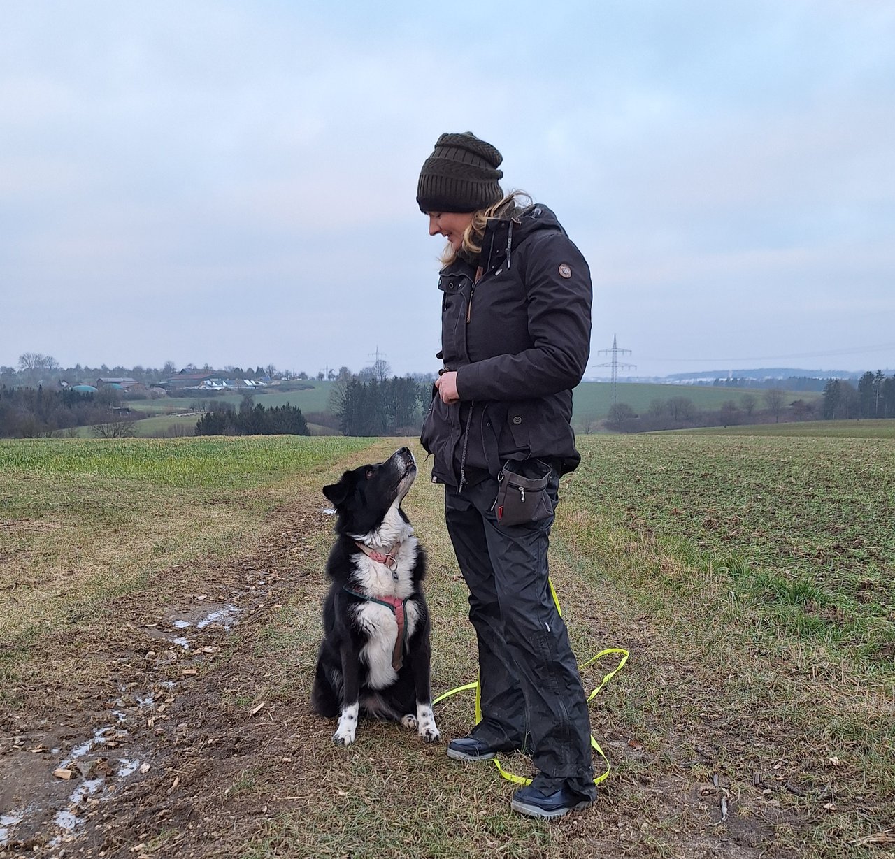 Anja Graap mit Hund auf einem Feldweg